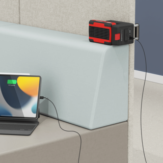 Leseecke mit einem angeklemmten FLEXCHARGE Akkuladegerät, das ein iPad auflädt