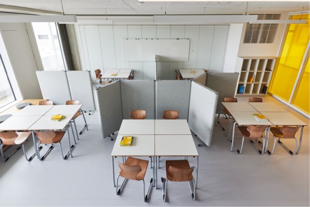 akustische_raumtrenner Akustische Raumtrenner zwischen Gruppentischen