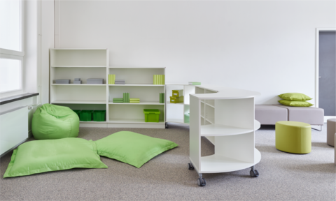 Lernraum mit Polstermöbeln