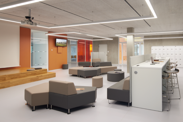 lernraum-mit-sitzlandschaft Lernraum für soziale Interaktion mit Sitzlandschaft