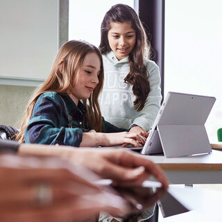 mediennutzung Nahaufnahme von zwei Mädchen, die auf ein Tablet schauen