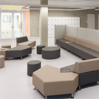 Sitzlandschaft im Forum eines Lernhauses