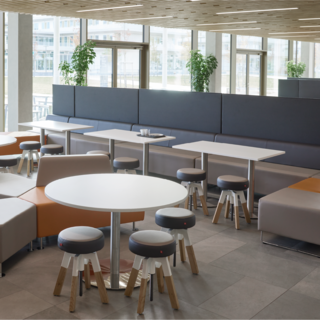 Loungebereich mit Hockern und Tischen