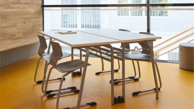 st-paulus-loge-tischgruppe Förderraum mit Tischgruppe und Stühlen