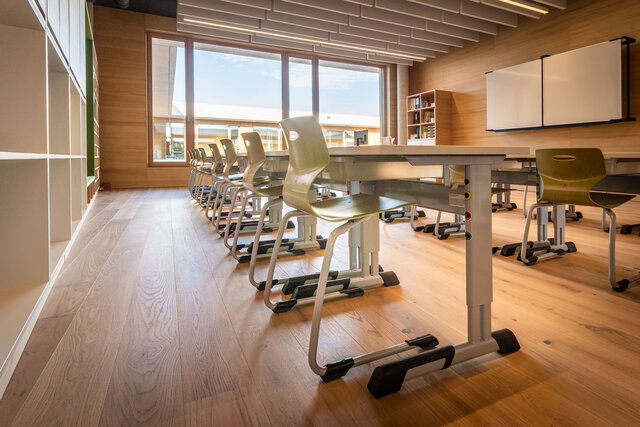 Klassenraum mit PAGHOLZ STühlen und höhenverstellbaren Tischen von ASS-Einrichtungssysteme.