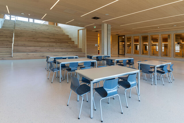 Aula mit PAGHOLZ Stühlen und Tischen von ASS-Einrichtungssysteme.