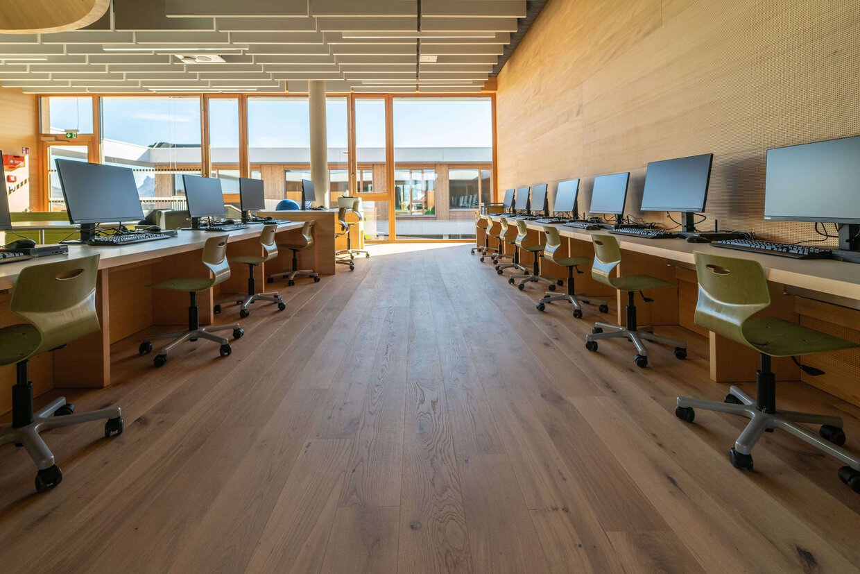 Computerarbeitsplätze mit PAGHOLZ STühlen von ASS-Einrichtungssysteme.