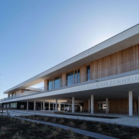 Außenansicht der Volksschule Wals-Siezenheim.