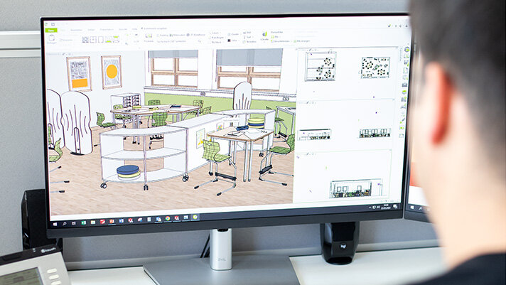 PC-Arbeitsplatz mit geöffnetem Raumplanungsprogramm