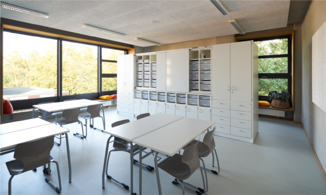 Klassenraum mit Tischgruppen und Schrankwand