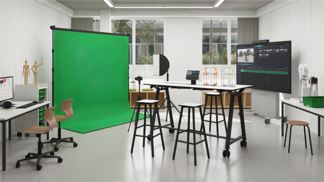 FLEXLAB im Makerspace Der Gruppentisch FLEXLAB® von ASS-Einrichtungssysteme GmbH in einem Makerspace mit Greenscreen.