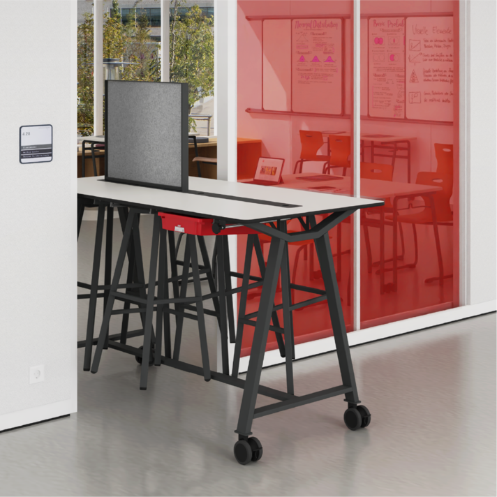 FLEXLAB in Bewegung Die mobile Lerninsel FLEXLAB® von ASS-Einrichtungssysteme GmbH wird vom Klassenraum in den Flur geschoben.