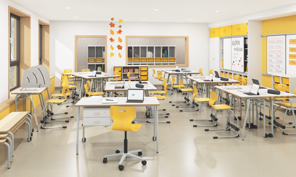 Klassenraum einer Grundschule mit Tischgruppen und Lehrertisch