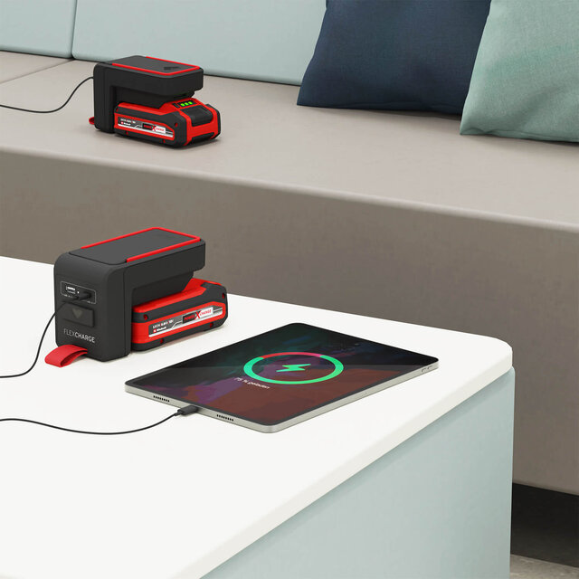 Leseecke mit einem FLEXCHARGE Akkuladegerät, das auf einem Tisch liegt und ein iPad auflädt