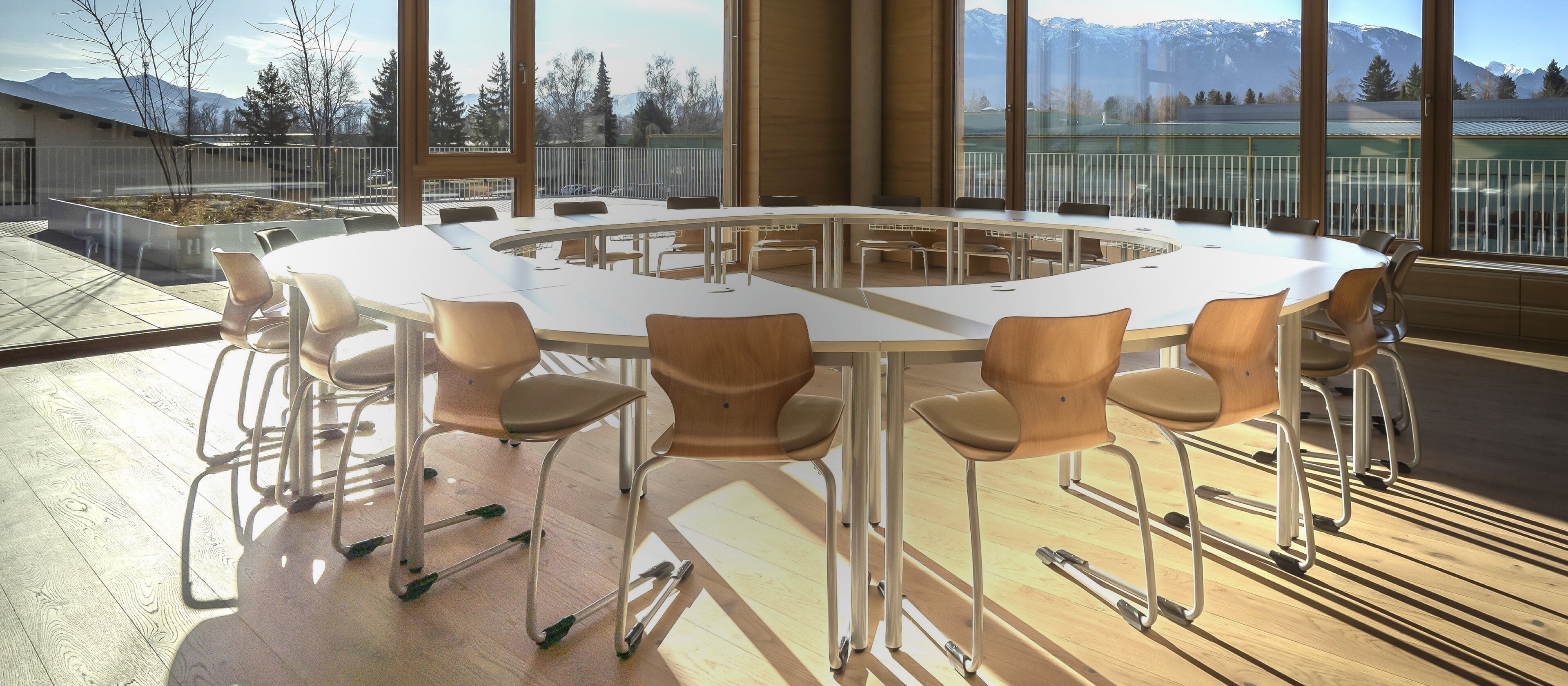 Lehrpersonenzimmer mit Besprechungstisch und PAGHOLZ Sühle von ASS-Einrichtungssysteme.